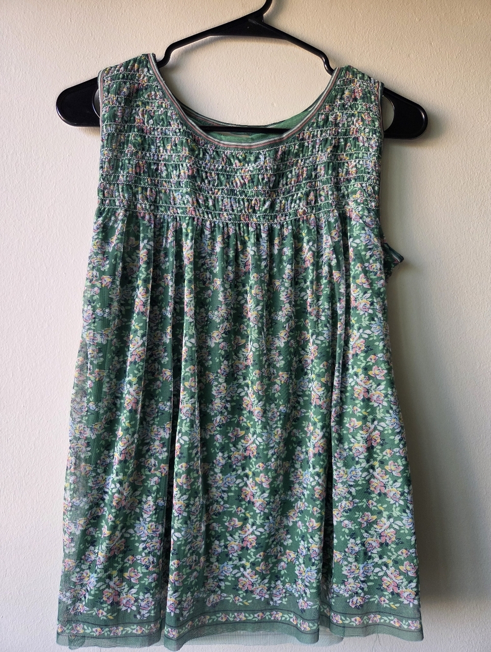 Max StudioGreen Floral Smocked Sleeveless Top Size XS.